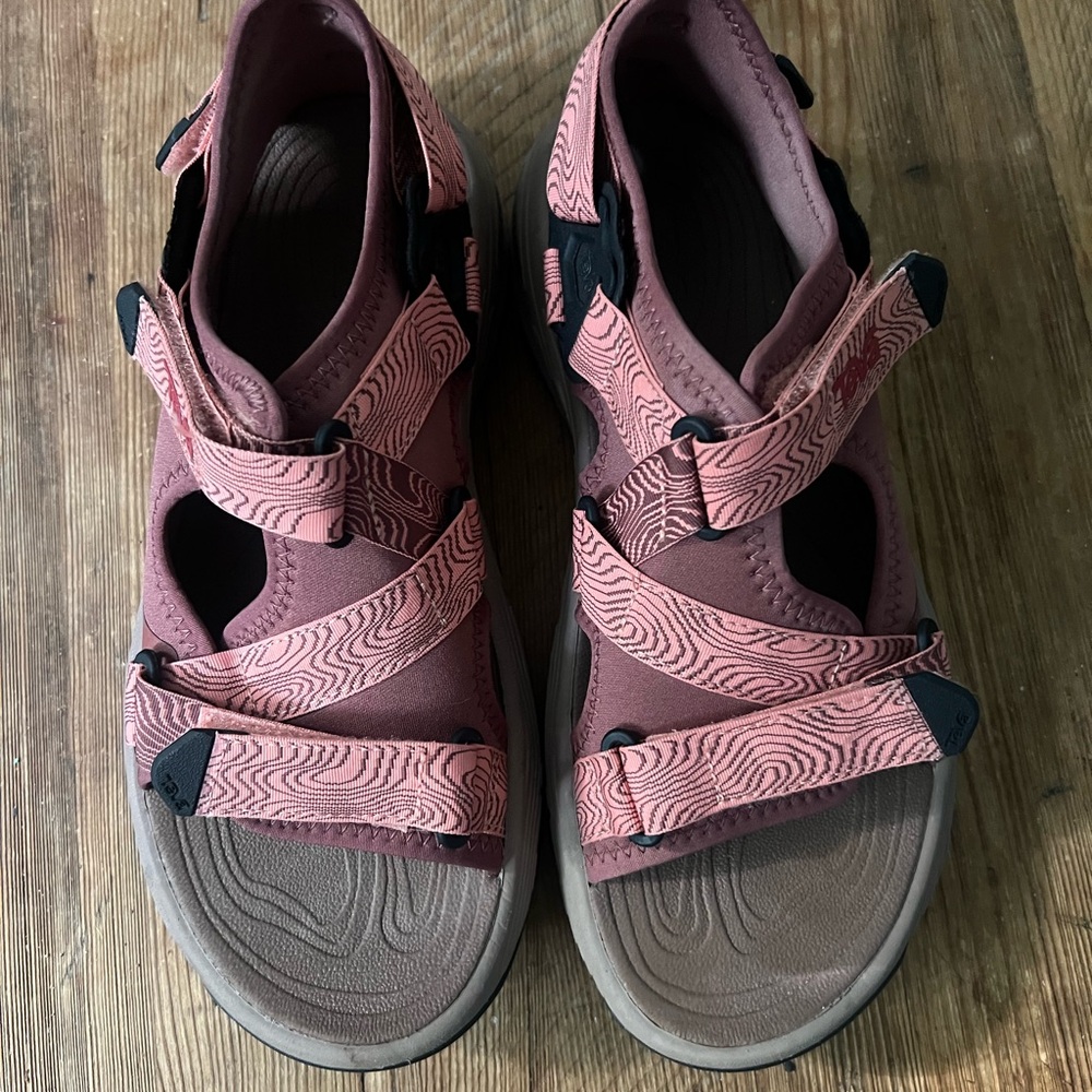 Teva Pink and Black Women's Sandals 🌸